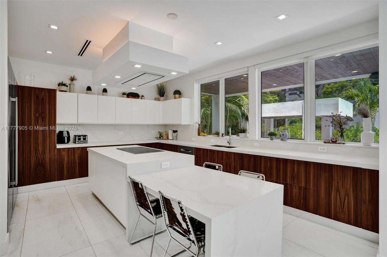 Key Biscayne, Florida, 33149, United States, 5 Bedrooms Bedrooms, ,5 BathroomsBathrooms,Residential,For Sale,1781677