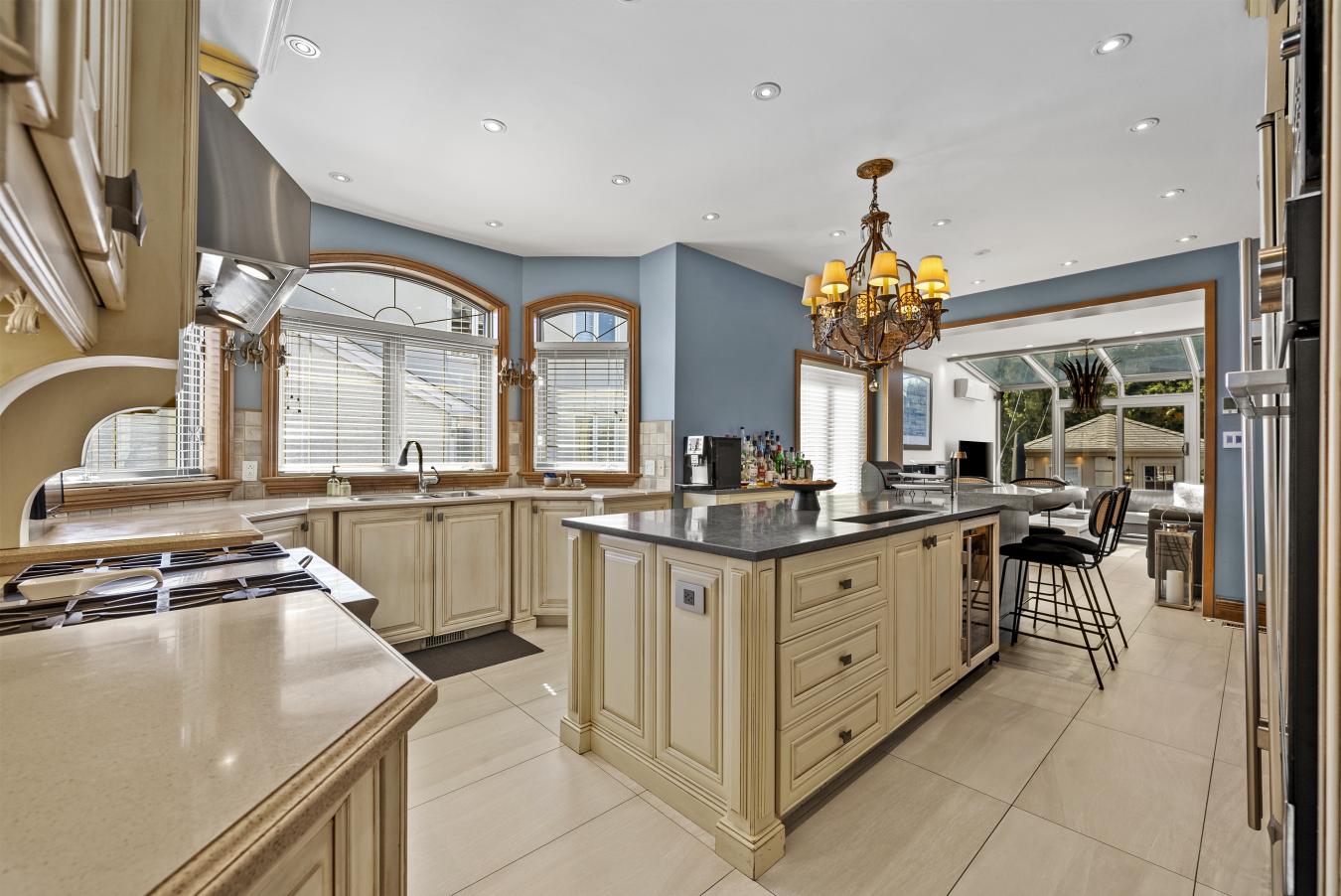 Brossard, QC, J4X 2H3, Canada, 5 Bedrooms Bedrooms, ,3 BathroomsBathrooms,Residential,For Sale,1782470