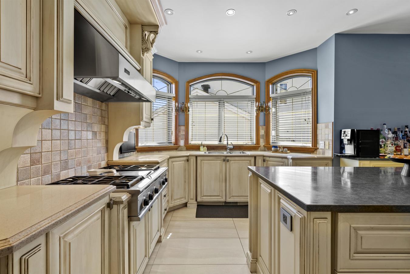 Brossard, QC, J4X 2H3, Canada, 5 Bedrooms Bedrooms, ,3 BathroomsBathrooms,Residential,For Sale,1782470