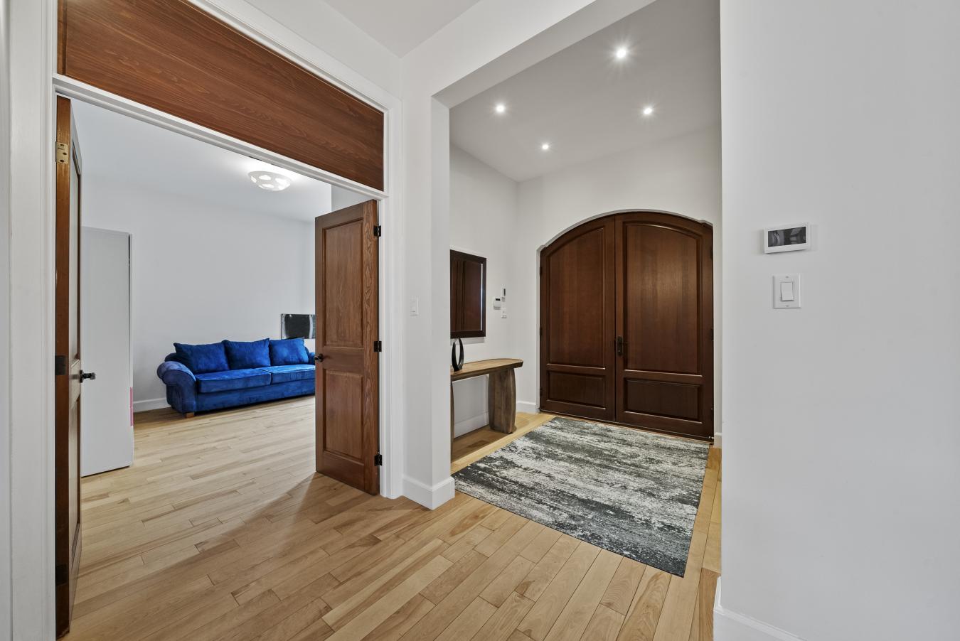 Mont-Saint-Hilaire, QC, J3H 6J3, Canada, 6 Bedrooms Bedrooms, ,6 BathroomsBathrooms,Residential,For Sale,1788222