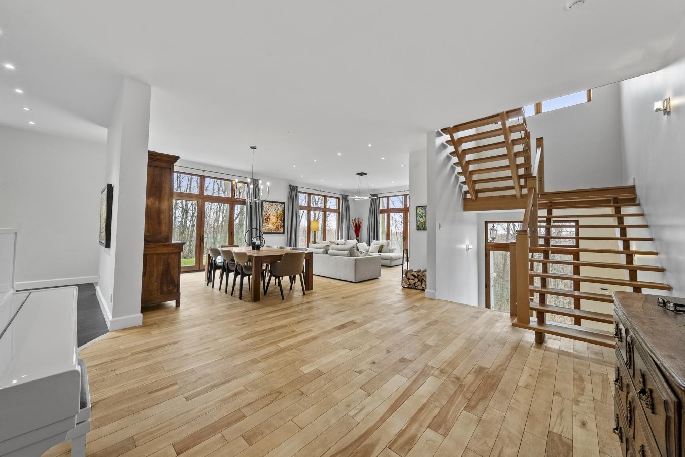 Mont-Saint-Hilaire, QC, J3H 6J3, Canada, 6 Bedrooms Bedrooms, ,6 BathroomsBathrooms,Residential,For Sale,1788222