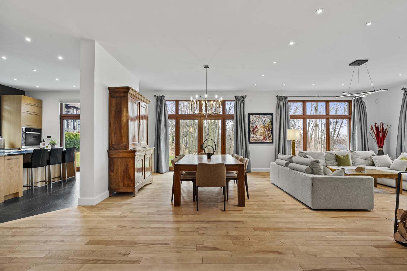 Mont-Saint-Hilaire, QC, J3H 6J3, Canada, 6 Bedrooms Bedrooms, ,6 BathroomsBathrooms,Residential,For Sale,1788222