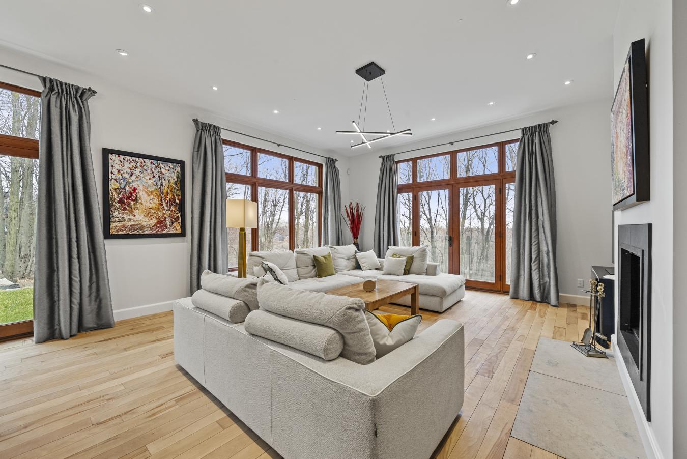 Mont-Saint-Hilaire, QC, J3H 6J3, Canada, 6 Bedrooms Bedrooms, ,6 BathroomsBathrooms,Residential,For Sale,1788222