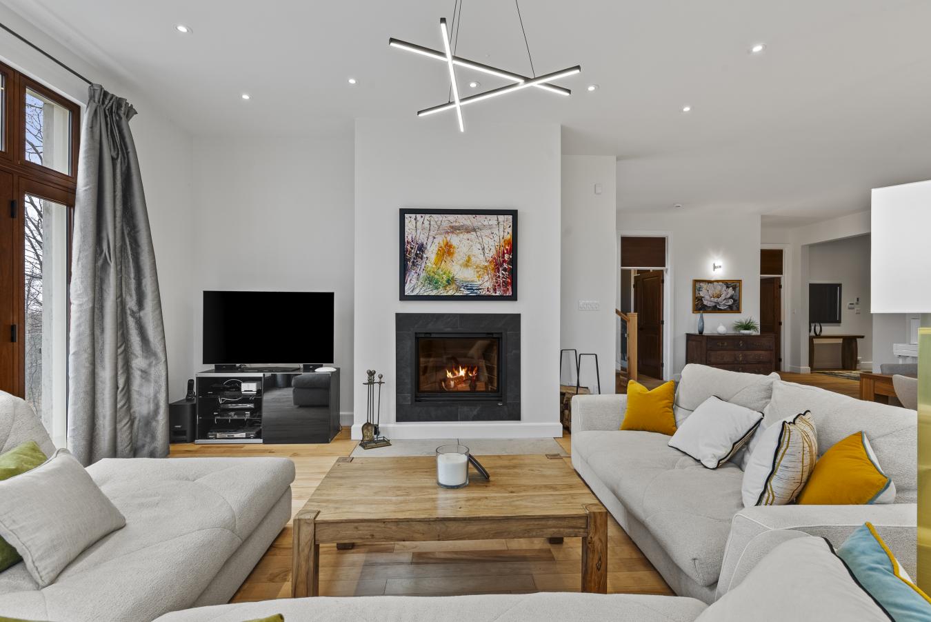 Mont-Saint-Hilaire, QC, J3H 6J3, Canada, 6 Bedrooms Bedrooms, ,6 BathroomsBathrooms,Residential,For Sale,1788222