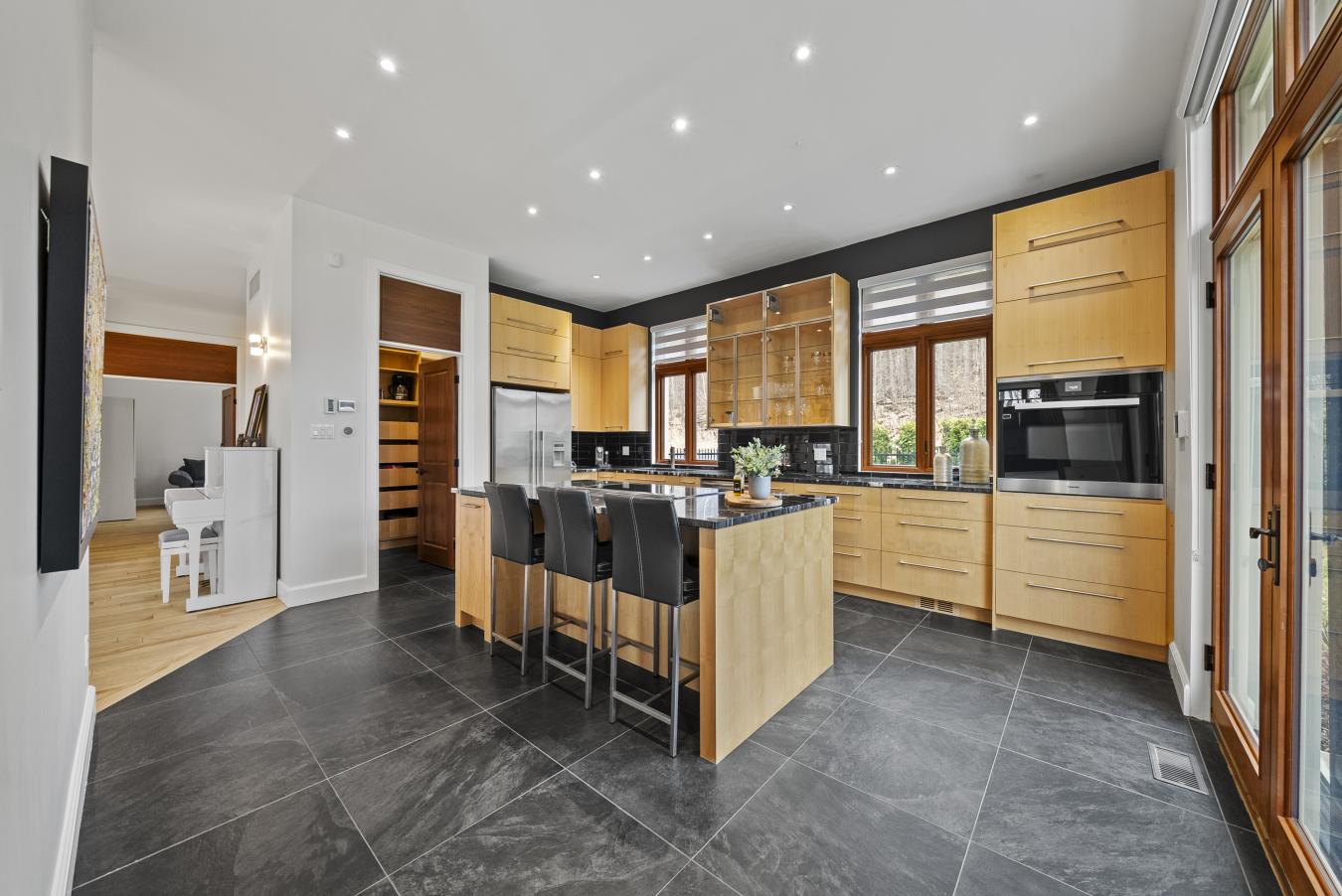 Mont-Saint-Hilaire, QC, J3H 6J3, Canada, 6 Bedrooms Bedrooms, ,6 BathroomsBathrooms,Residential,For Sale,1788222