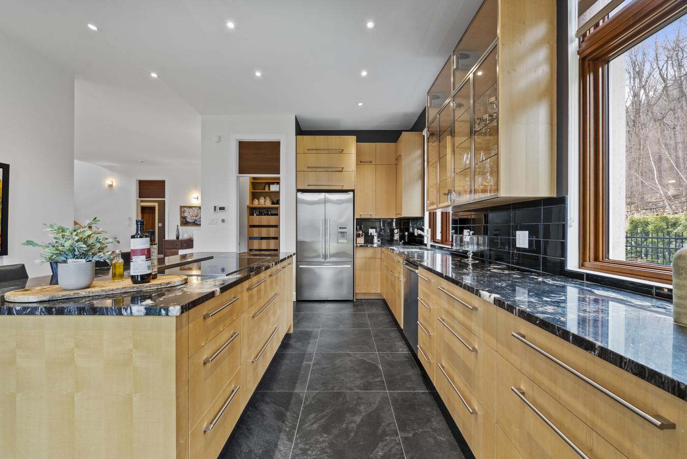 Mont-Saint-Hilaire, QC, J3H 6J3, Canada, 6 Bedrooms Bedrooms, ,6 BathroomsBathrooms,Residential,For Sale,1788222