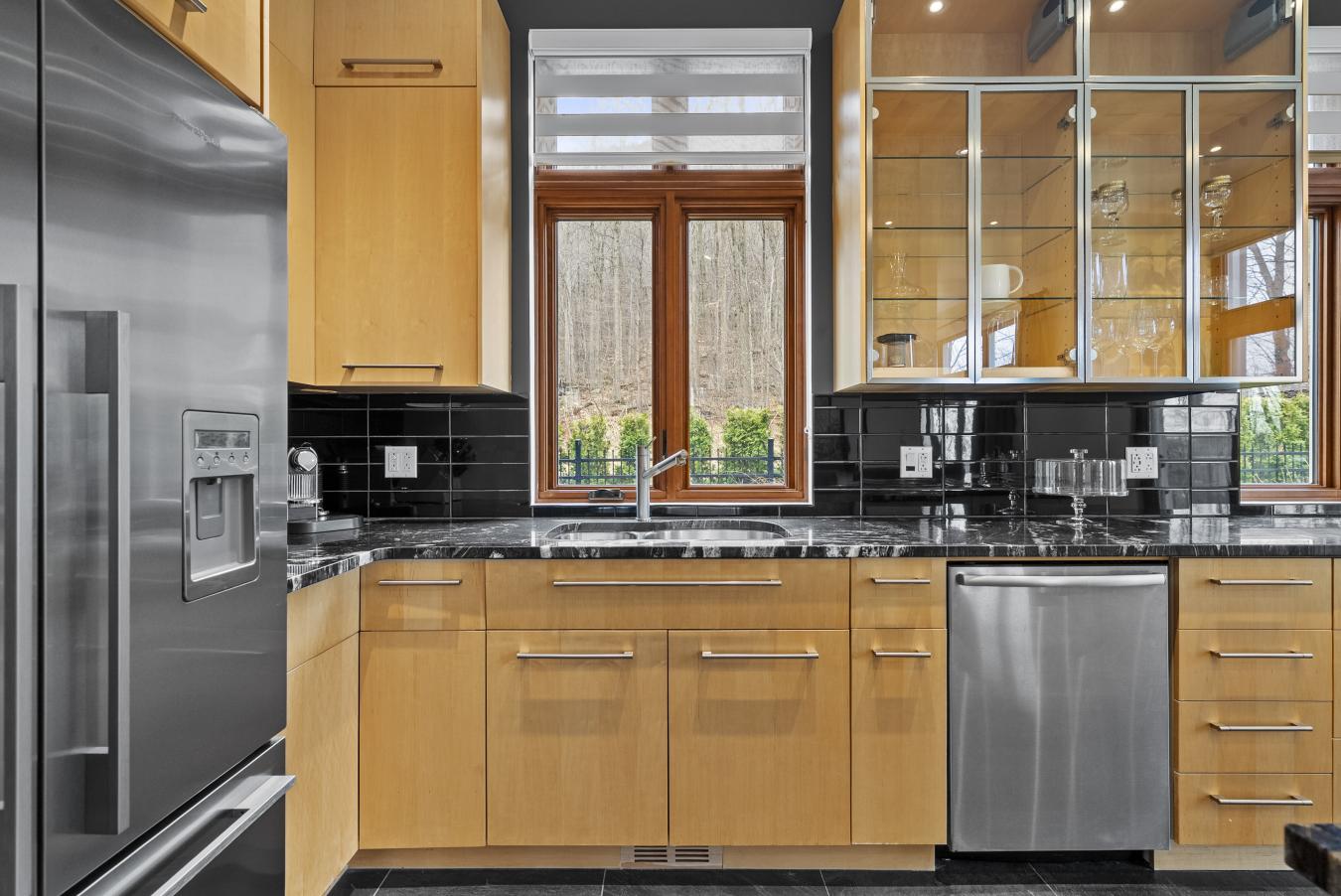 Mont-Saint-Hilaire, QC, J3H 6J3, Canada, 6 Bedrooms Bedrooms, ,6 BathroomsBathrooms,Residential,For Sale,1788222