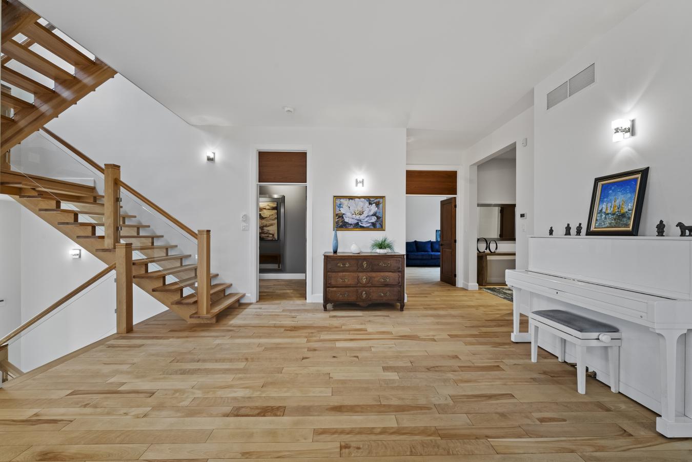 Mont-Saint-Hilaire, QC, J3H 6J3, Canada, 6 Bedrooms Bedrooms, ,6 BathroomsBathrooms,Residential,For Sale,1788222