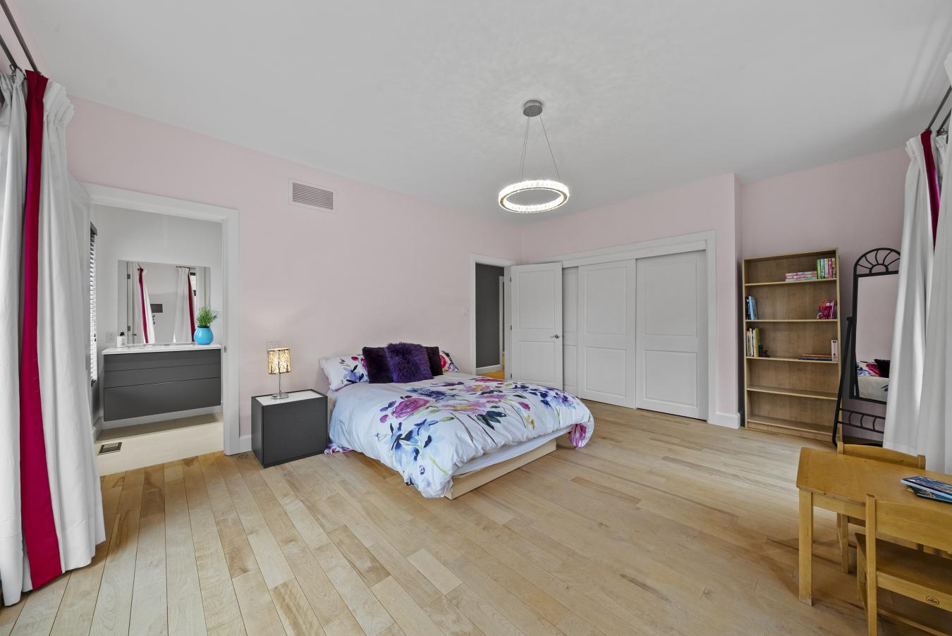 Mont-Saint-Hilaire, QC, J3H 6J3, Canada, 6 Bedrooms Bedrooms, ,6 BathroomsBathrooms,Residential,For Sale,1788222