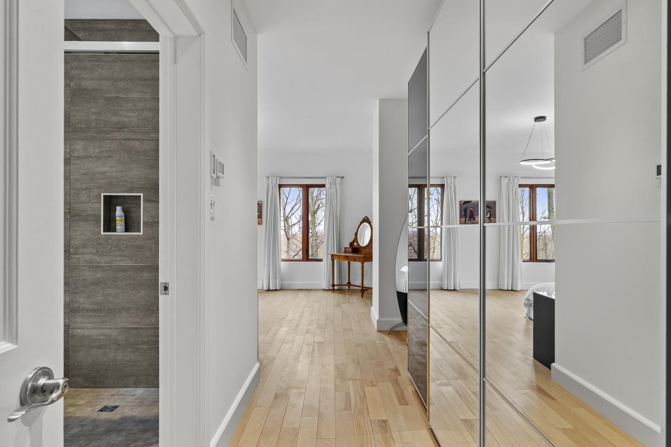 Mont-Saint-Hilaire, QC, J3H 6J3, Canada, 6 Bedrooms Bedrooms, ,6 BathroomsBathrooms,Residential,For Sale,1788222