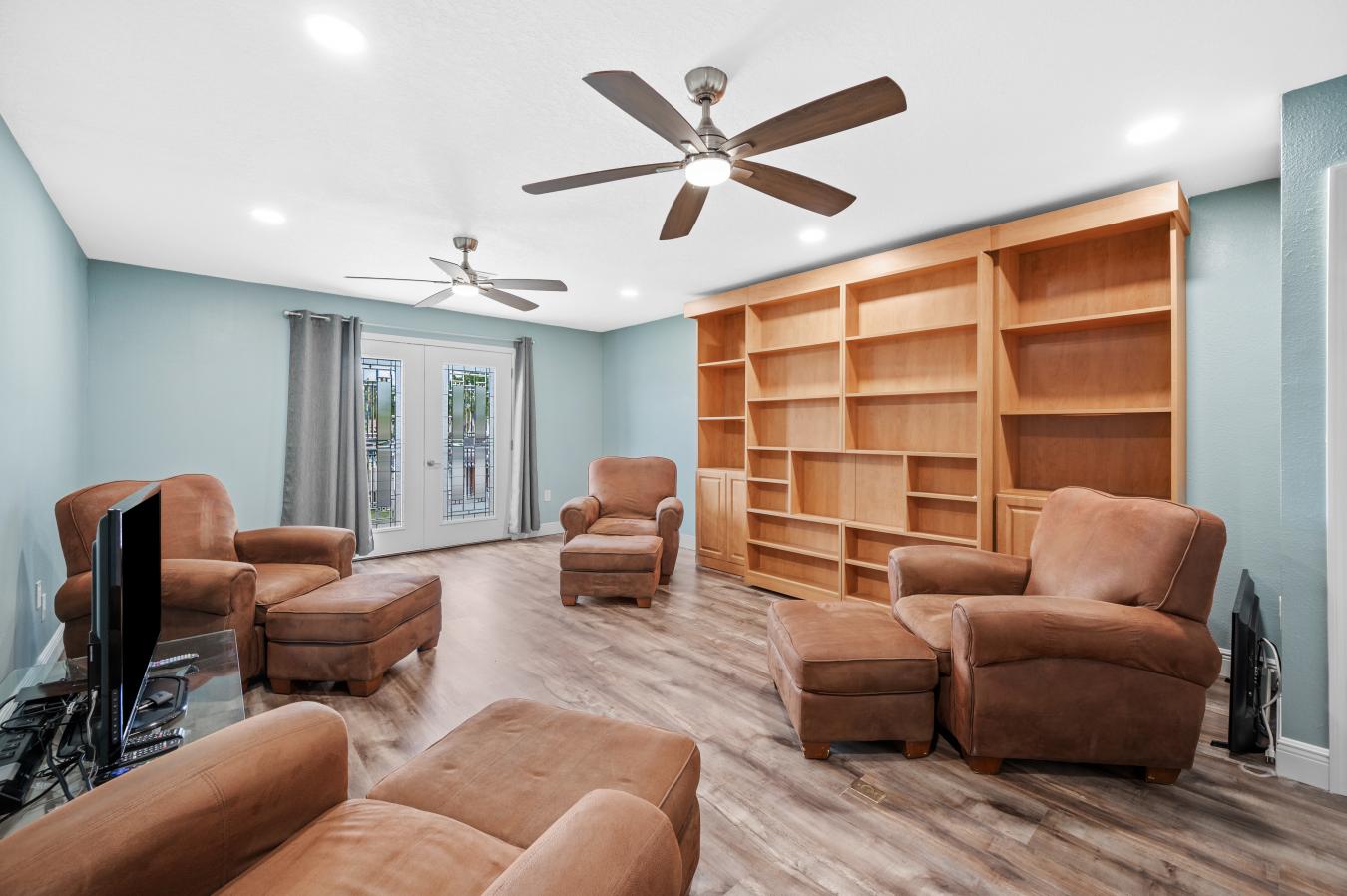 Tampa, Florida, 33615, United States, 7 Bedrooms Bedrooms, ,5 BathroomsBathrooms,Residential,For Sale,1786982