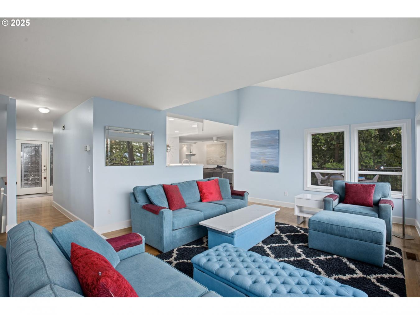 LakeOswego, Oregon, 97034, United States, 4 Bedrooms Bedrooms, ,2 BathroomsBathrooms,Residential,For Sale,1790115