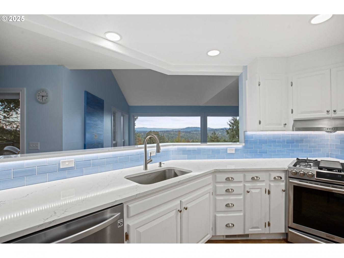 LakeOswego, Oregon, 97034, United States, 4 Bedrooms Bedrooms, ,2 BathroomsBathrooms,Residential,For Sale,1790115