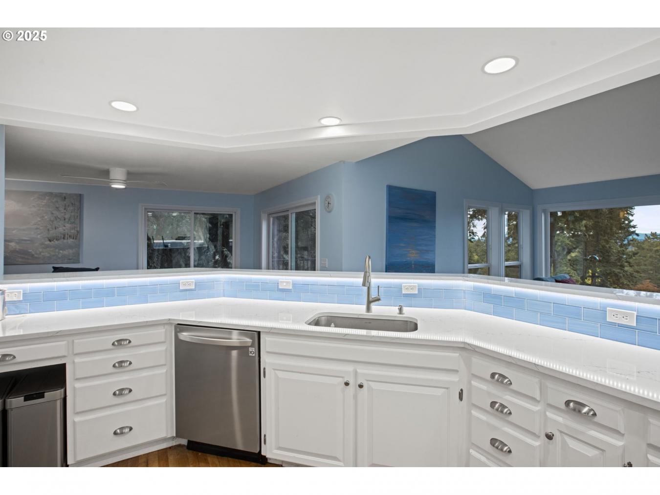 LakeOswego, Oregon, 97034, United States, 4 Bedrooms Bedrooms, ,2 BathroomsBathrooms,Residential,For Sale,1790115