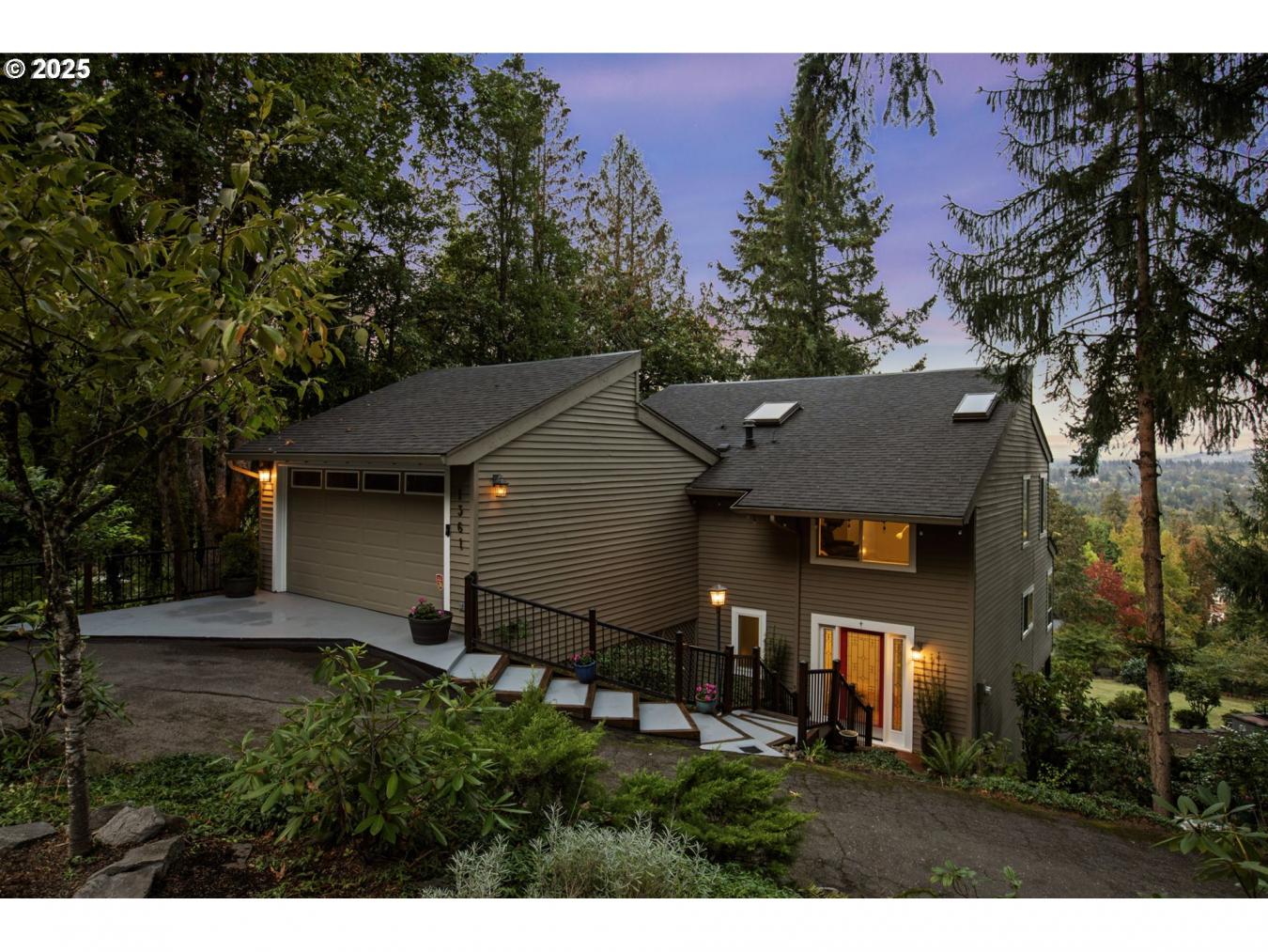 LakeOswego, Oregon, 97034, United States, 4 Bedrooms Bedrooms, ,2 BathroomsBathrooms,Residential,For Sale,1790115