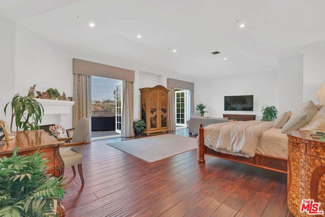 Los Angeles, California, 90077, United States, 5 Bedrooms Bedrooms, ,6 BathroomsBathrooms,Residential,For Sale,1790083