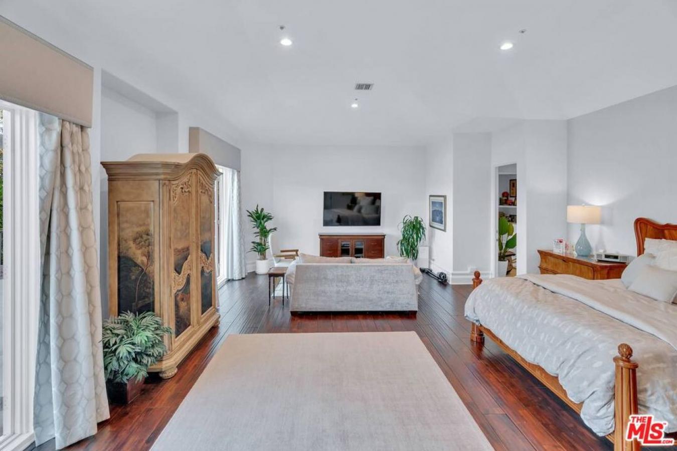 Los Angeles, California, 90077, United States, 5 Bedrooms Bedrooms, ,6 BathroomsBathrooms,Residential,For Sale,1790083
