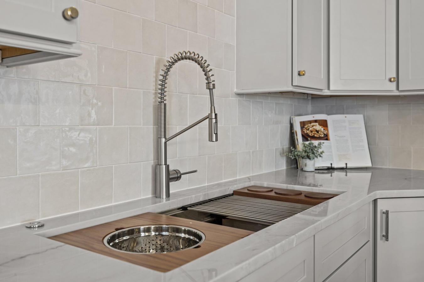 Charleston, South Carolina, 29401, United States, 2 Bedrooms Bedrooms, ,2 BathroomsBathrooms,Residential,For Sale,1797372