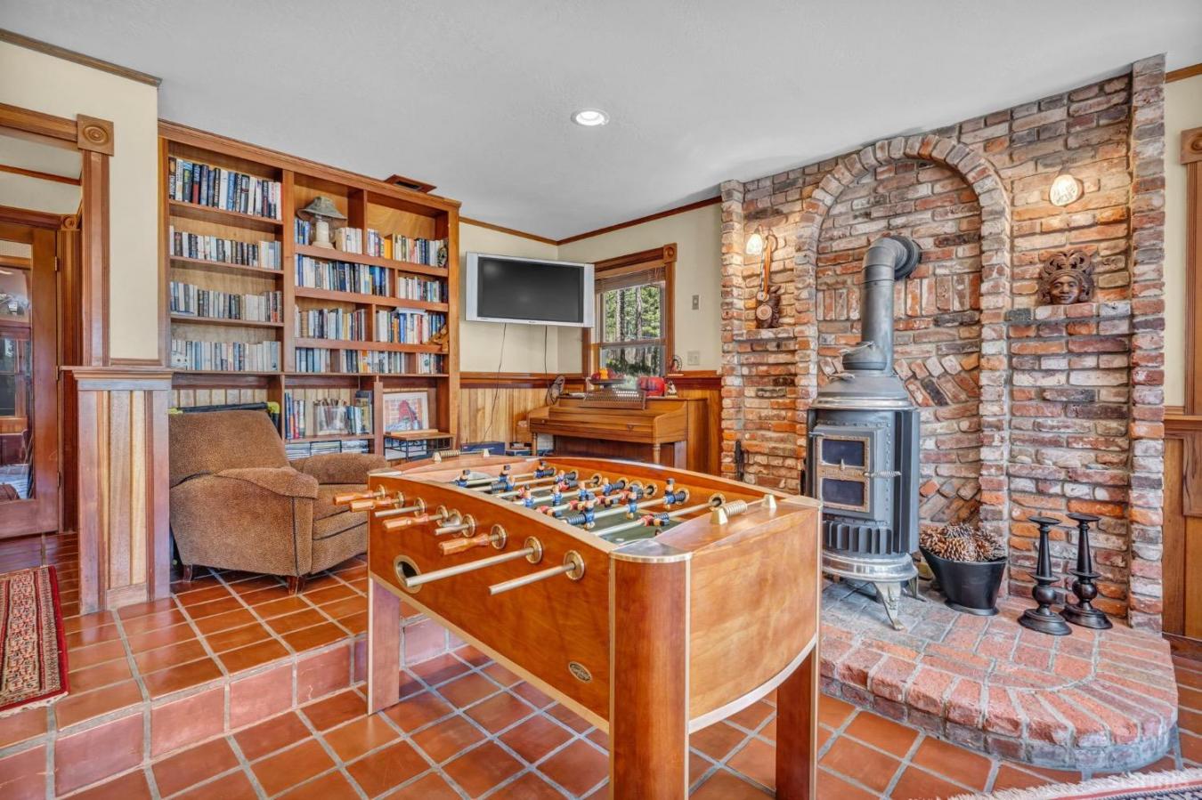 South Lake Tahoe, California, 96150, United States, 4 Bedrooms Bedrooms, ,3 BathroomsBathrooms,Residential,For Sale,1797343