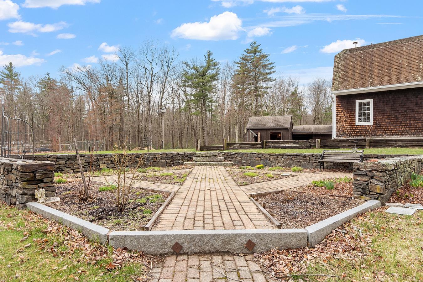 Townsend, Massachusetts, 01469, United States, 4 Bedrooms Bedrooms, ,5 BathroomsBathrooms,Residential,For Sale,1790078