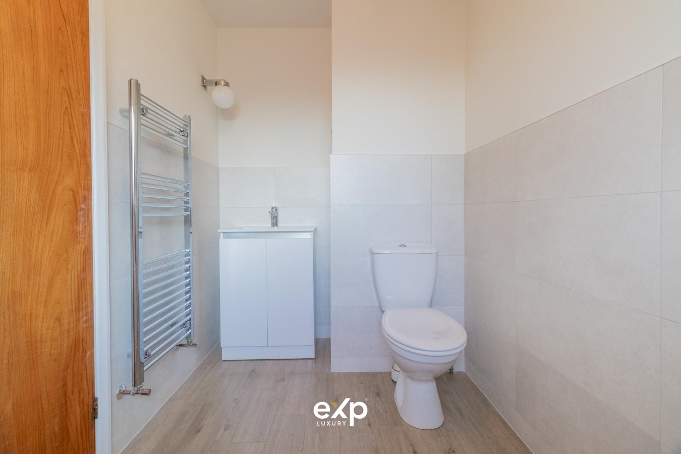 Hagley, DY9 0HY, United Kingdom, 5 Bedrooms Bedrooms, ,2 BathroomsBathrooms,Residential,For Sale,1909781