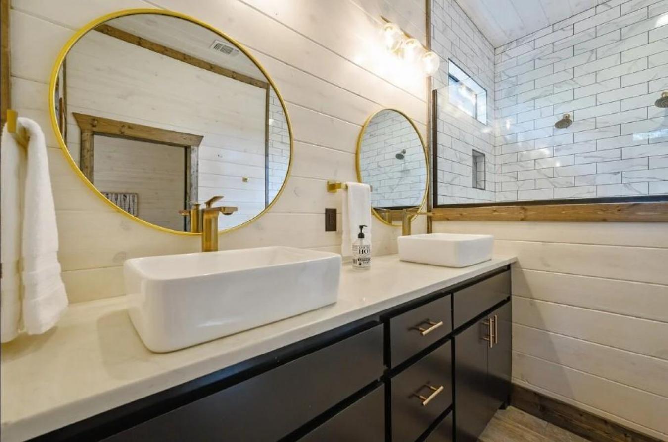 Broken Bow, Oklahoma, 74728, United States, 5 Bedrooms Bedrooms, ,6 BathroomsBathrooms,Residential,For Sale,1797315