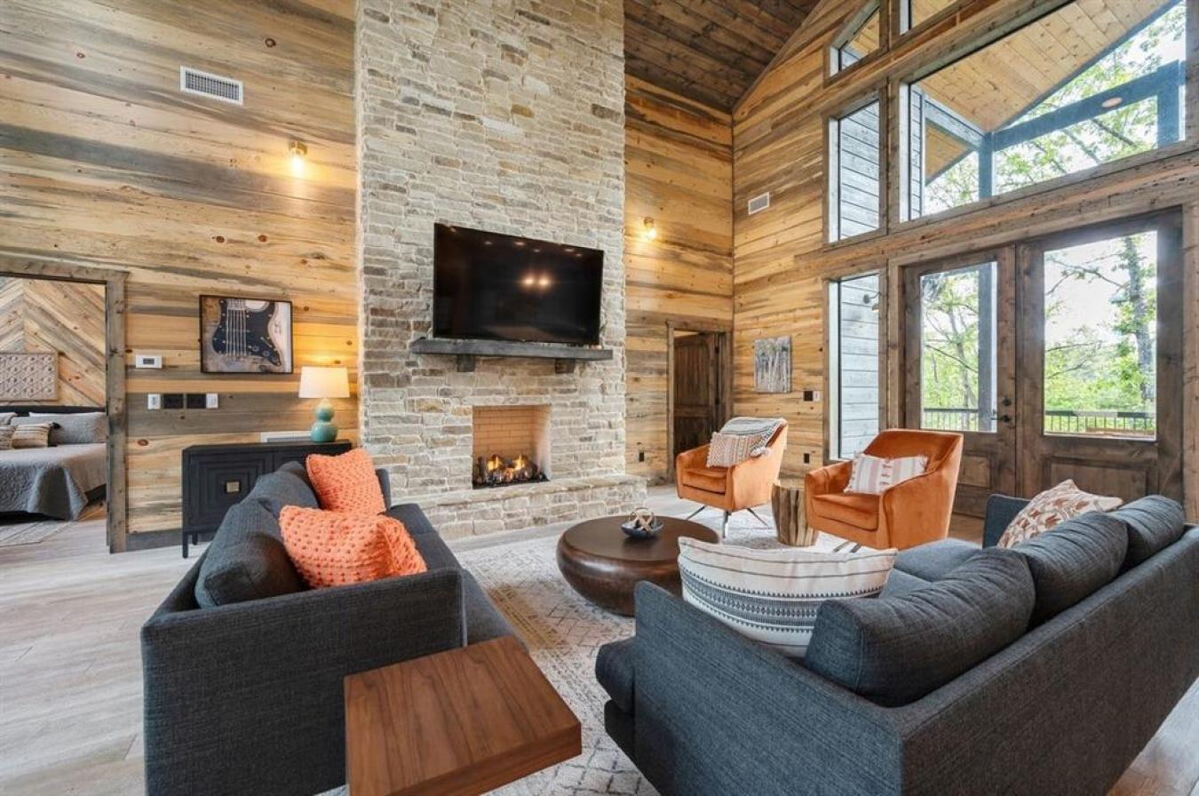 Broken Bow, Oklahoma, 74728, United States, 5 Bedrooms Bedrooms, ,6 BathroomsBathrooms,Residential,For Sale,1797315