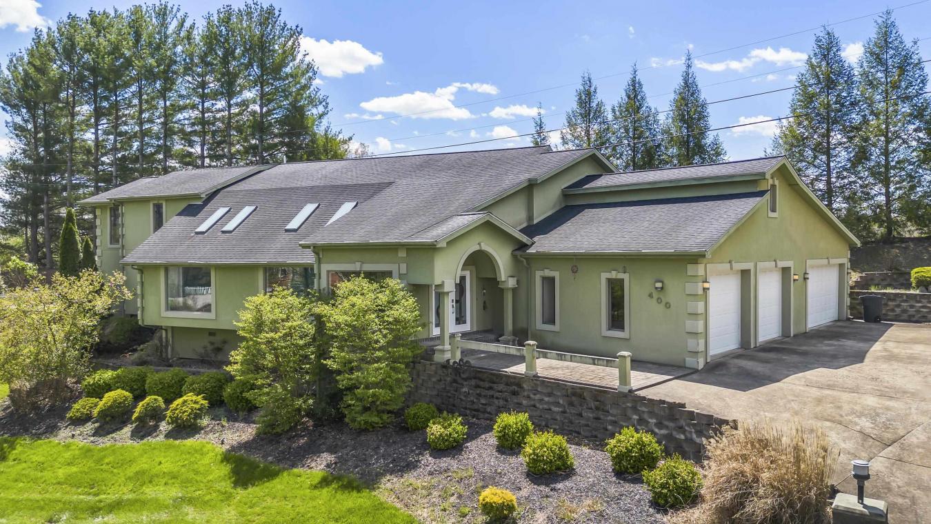 Russell, Kentucky, 41169, United States, 5 Bedrooms Bedrooms, ,4 BathroomsBathrooms,Residential,For Sale,1797312