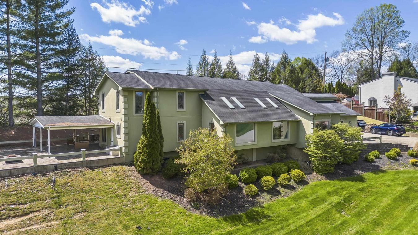 Russell, Kentucky, 41169, United States, 5 Bedrooms Bedrooms, ,4 BathroomsBathrooms,Residential,For Sale,1797312