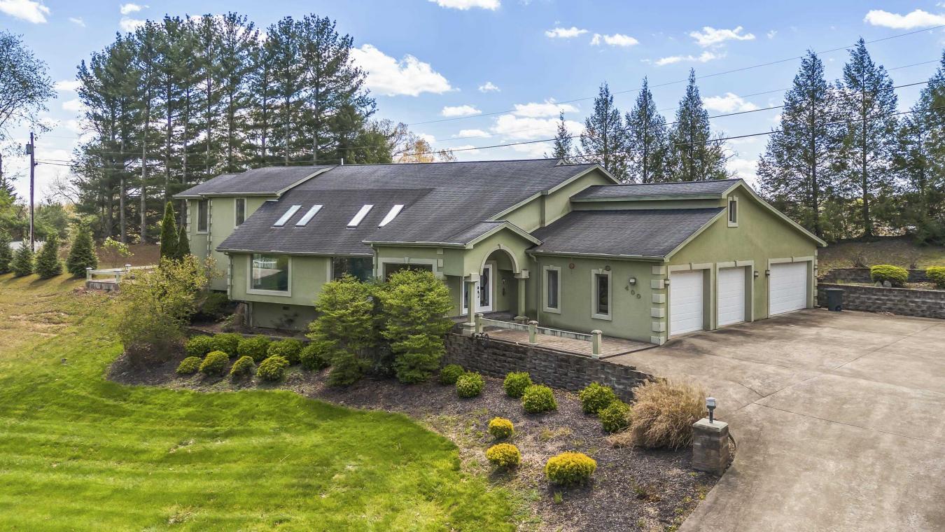 Russell, Kentucky, 41169, United States, 5 Bedrooms Bedrooms, ,4 BathroomsBathrooms,Residential,For Sale,1797312