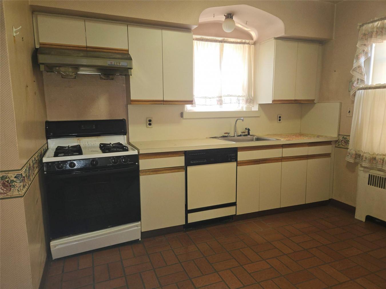 New York, New York, 11432, United States, 3 Bedrooms Bedrooms, ,1 BathroomBathrooms,Residential,For Sale,1797295