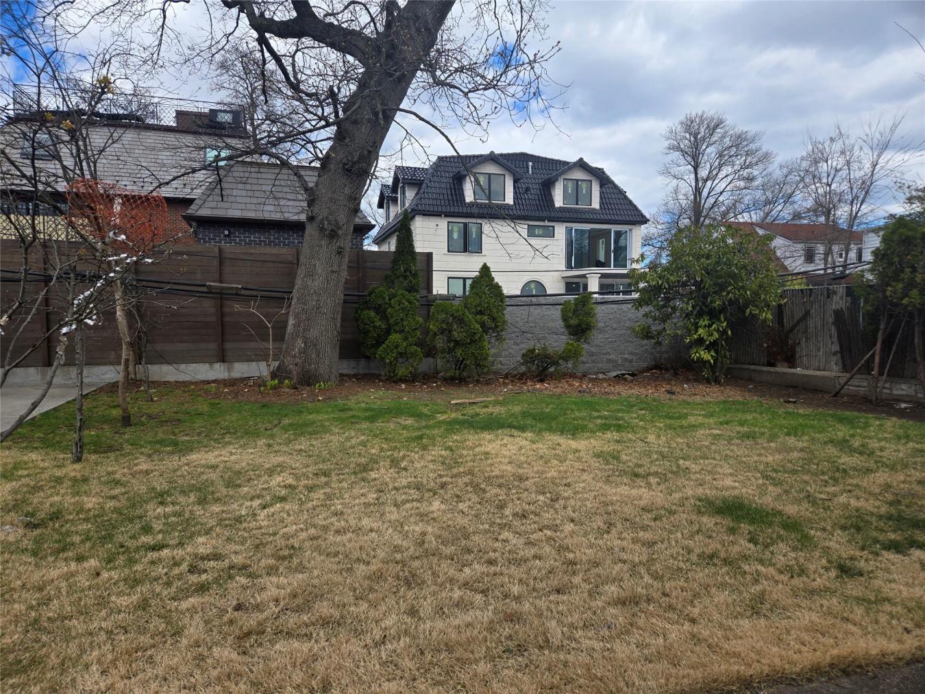 New York, New York, 11432, United States, 3 Bedrooms Bedrooms, ,1 BathroomBathrooms,Residential,For Sale,1797295