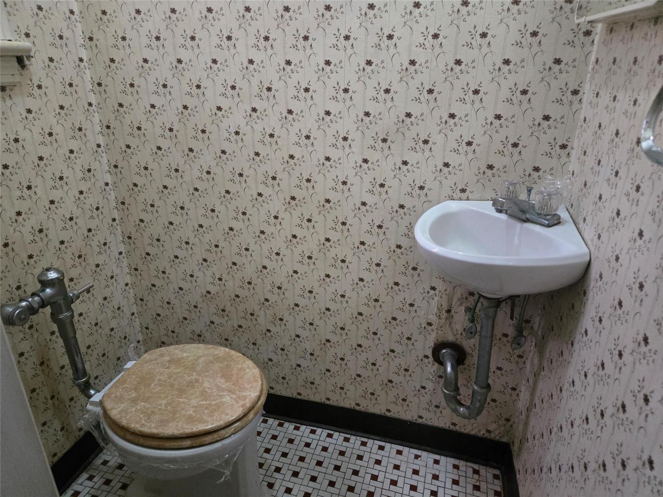 New York, New York, 11432, United States, 3 Bedrooms Bedrooms, ,1 BathroomBathrooms,Residential,For Sale,1797295