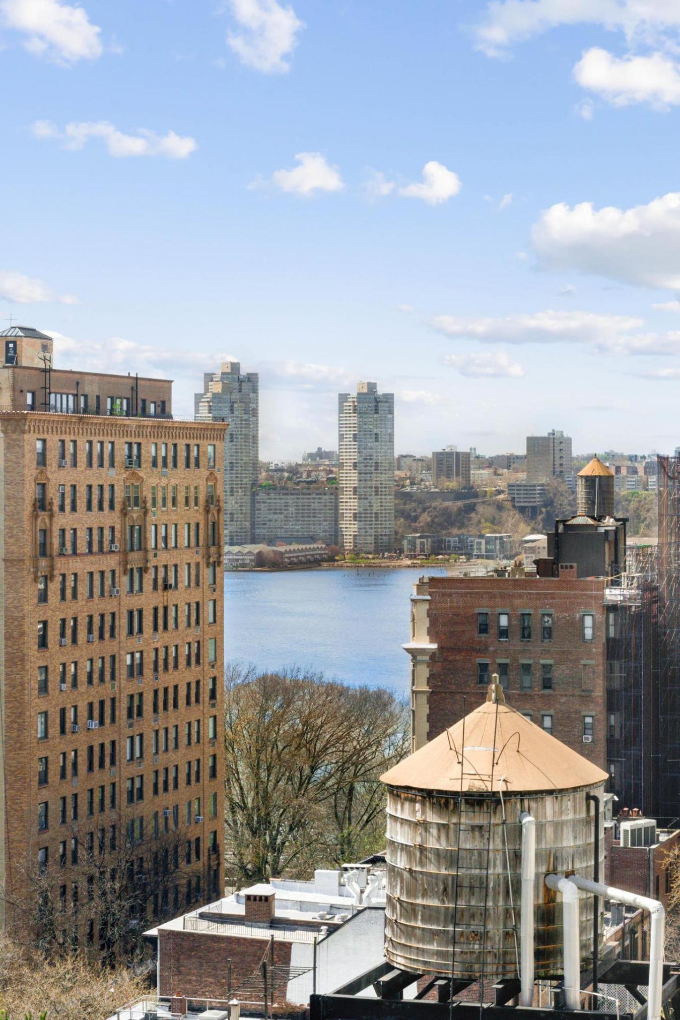 Manhattan, New York, 10024, United States, 3 Bedrooms Bedrooms, ,2 BathroomsBathrooms,Residential,For Sale,1797271