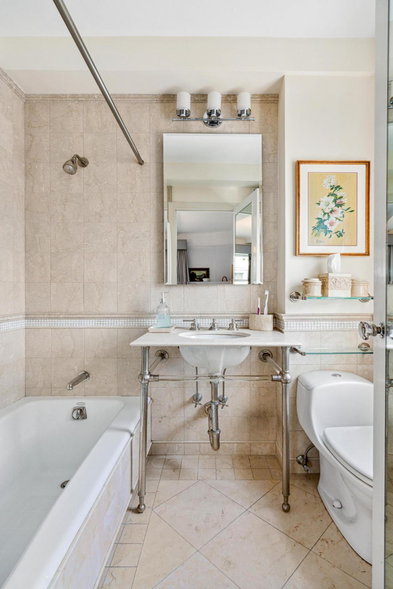 Manhattan, New York, 10024, United States, 3 Bedrooms Bedrooms, ,2 BathroomsBathrooms,Residential,For Sale,1797271