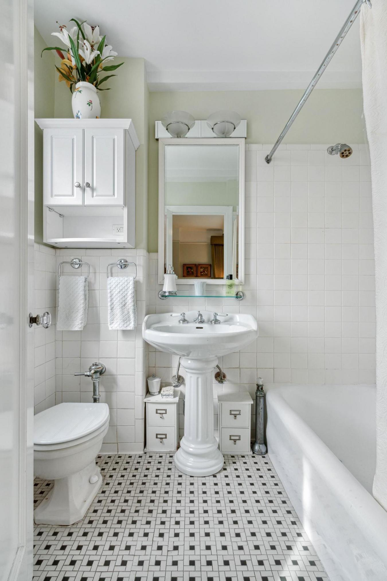 Manhattan, New York, 10024, United States, 3 Bedrooms Bedrooms, ,2 BathroomsBathrooms,Residential,For Sale,1797271