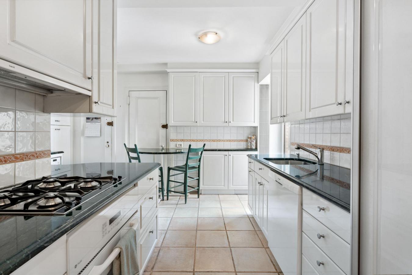 Manhattan, New York, 10024, United States, 3 Bedrooms Bedrooms, ,2 BathroomsBathrooms,Residential,For Sale,1797271