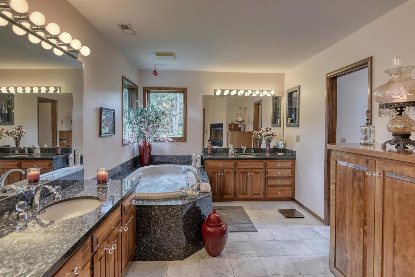 Coeur d'Alene, Idaho, 83814, United States, 4 Bedrooms Bedrooms, ,5 BathroomsBathrooms,Residential,For Sale,1797243