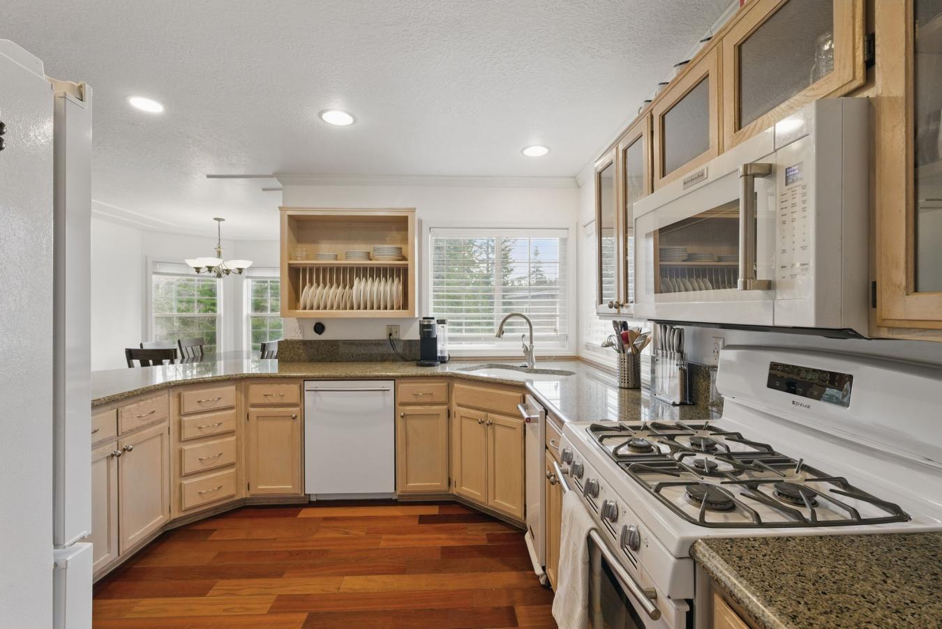 Sandpoint, Idaho, 83864, United States, 2 Bedrooms Bedrooms, ,3 BathroomsBathrooms,Residential,For Sale,1808010