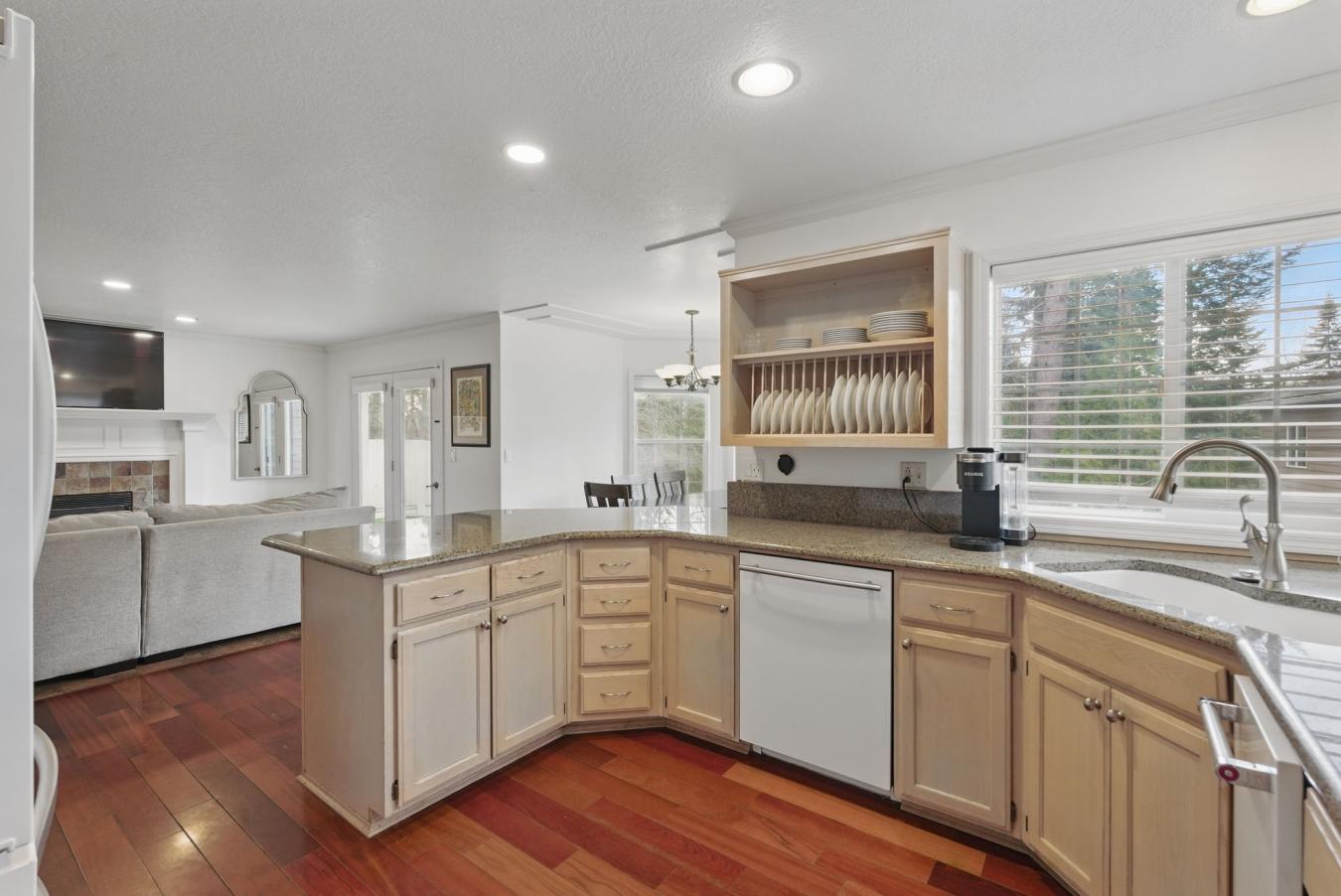 Sandpoint, Idaho, 83864, United States, 2 Bedrooms Bedrooms, ,3 BathroomsBathrooms,Residential,For Sale,1808010