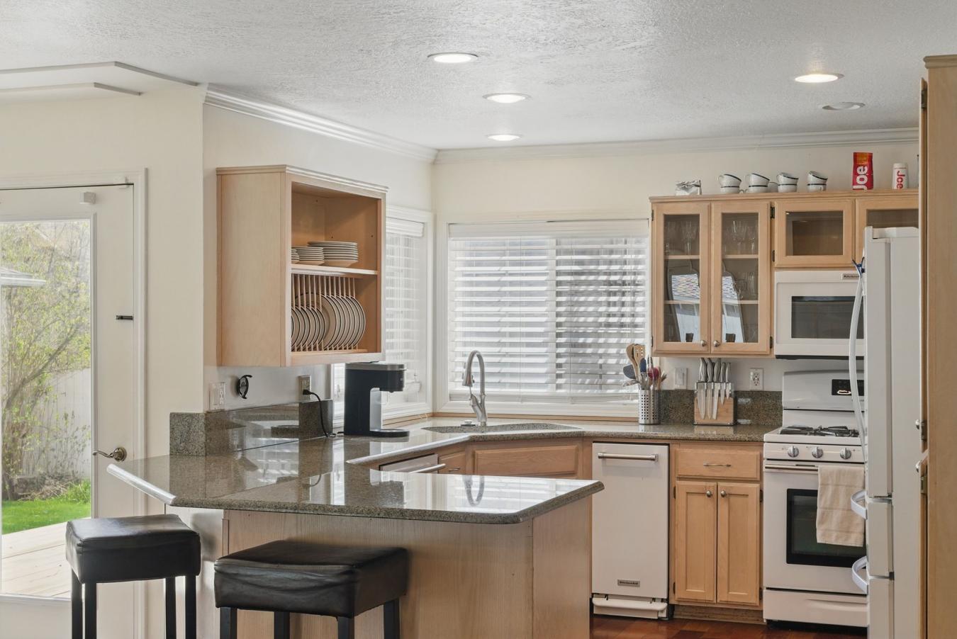 Sandpoint, Idaho, 83864, United States, 2 Bedrooms Bedrooms, ,3 BathroomsBathrooms,Residential,For Sale,1808010