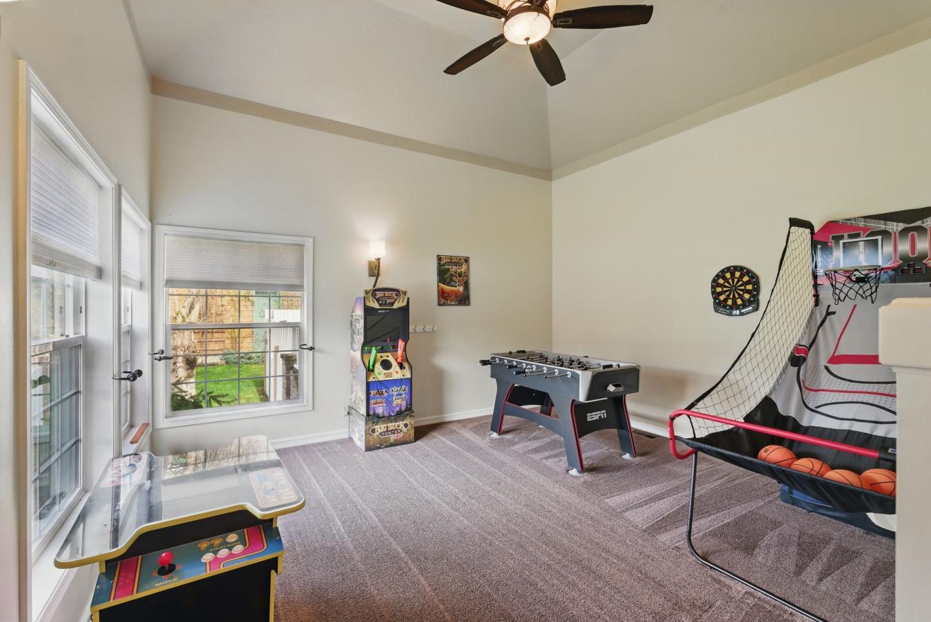 Sandpoint, Idaho, 83864, United States, 2 Bedrooms Bedrooms, ,3 BathroomsBathrooms,Residential,For Sale,1808010