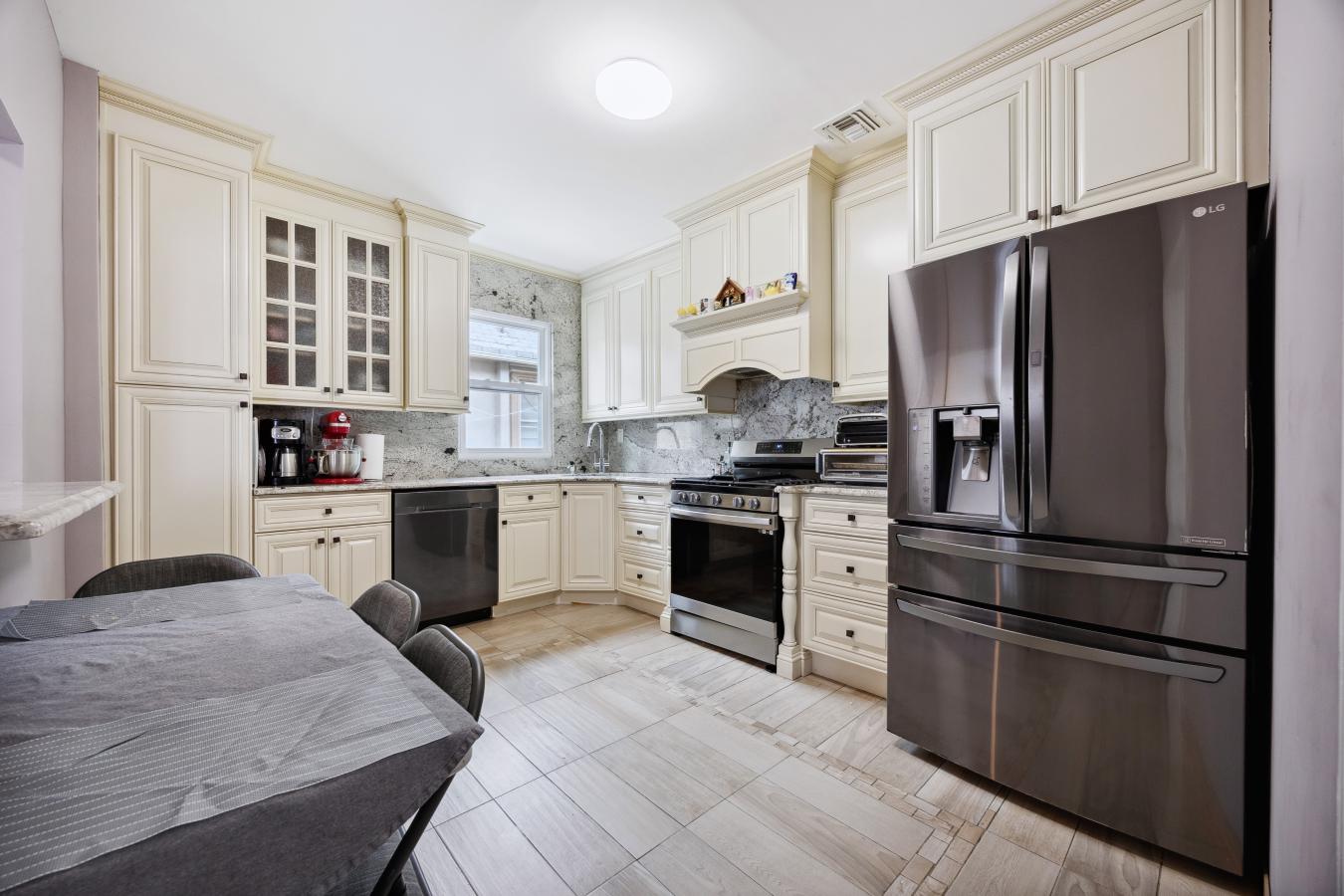 Staten Island, New York, 10301, United States, 5 Bedrooms Bedrooms, ,2 BathroomsBathrooms,Residential,For Sale,1807998