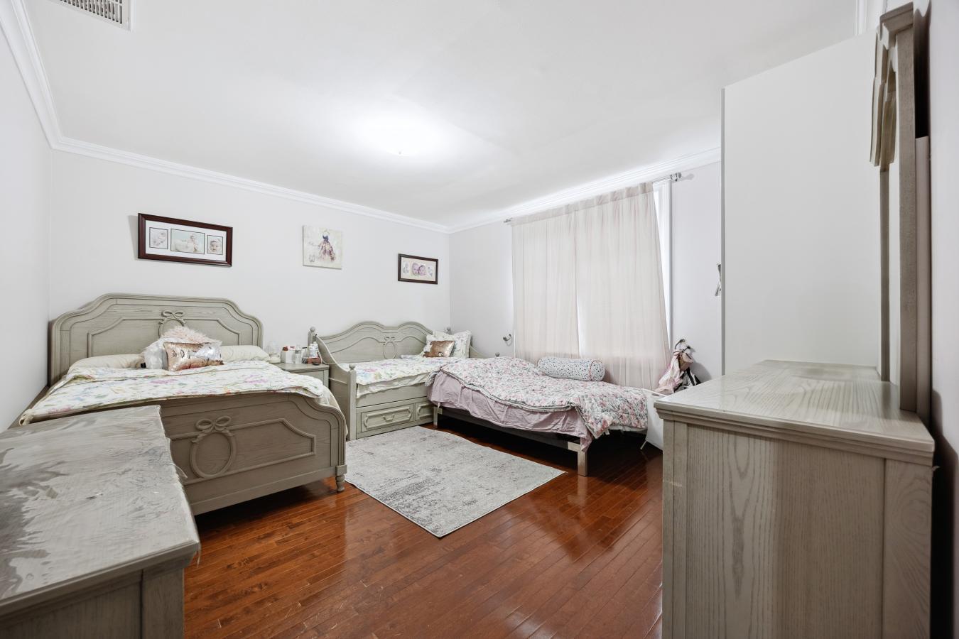 Staten Island, New York, 10301, United States, 5 Bedrooms Bedrooms, ,2 BathroomsBathrooms,Residential,For Sale,1807998