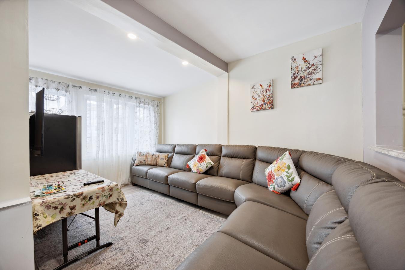 Staten Island, New York, 10301, United States, 5 Bedrooms Bedrooms, ,2 BathroomsBathrooms,Residential,For Sale,1807998