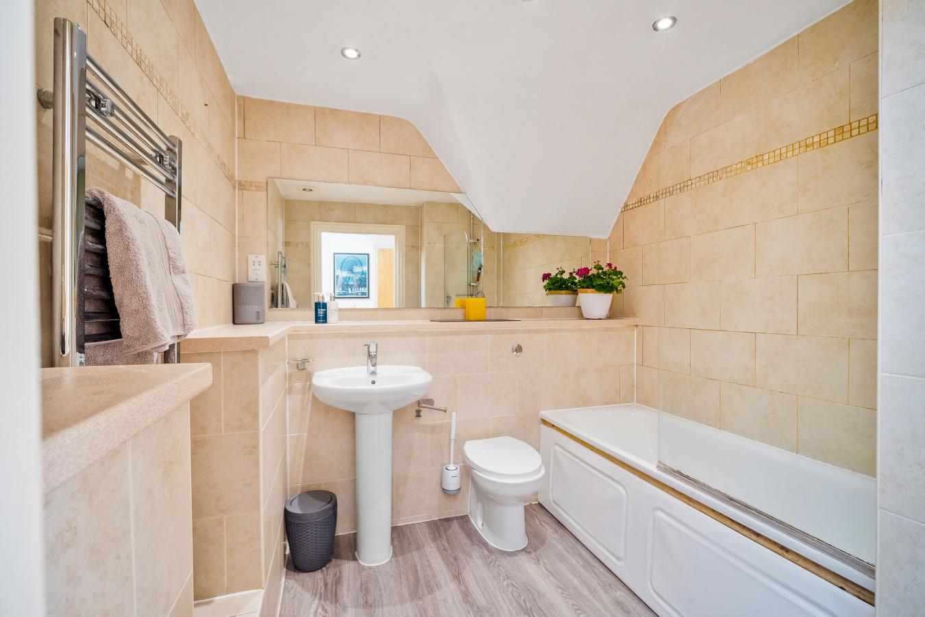 Caterham, Surrey, CR3 5NW, United Kingdom, 2 Bedrooms Bedrooms, ,2 BathroomsBathrooms,Residential,For Sale,1807945