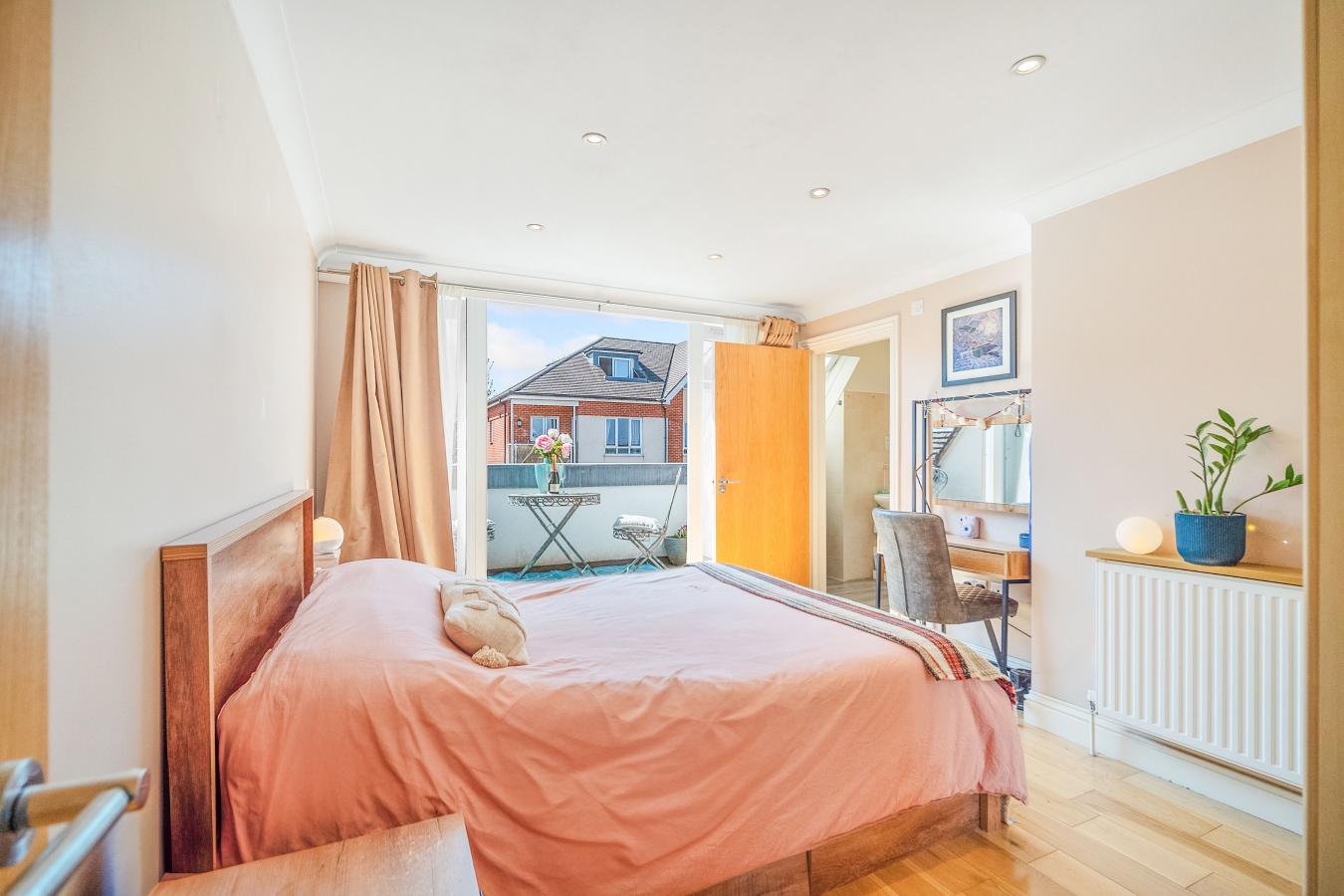 Caterham, Surrey, CR3 5NW, United Kingdom, 2 Bedrooms Bedrooms, ,2 BathroomsBathrooms,Residential,For Sale,1807945