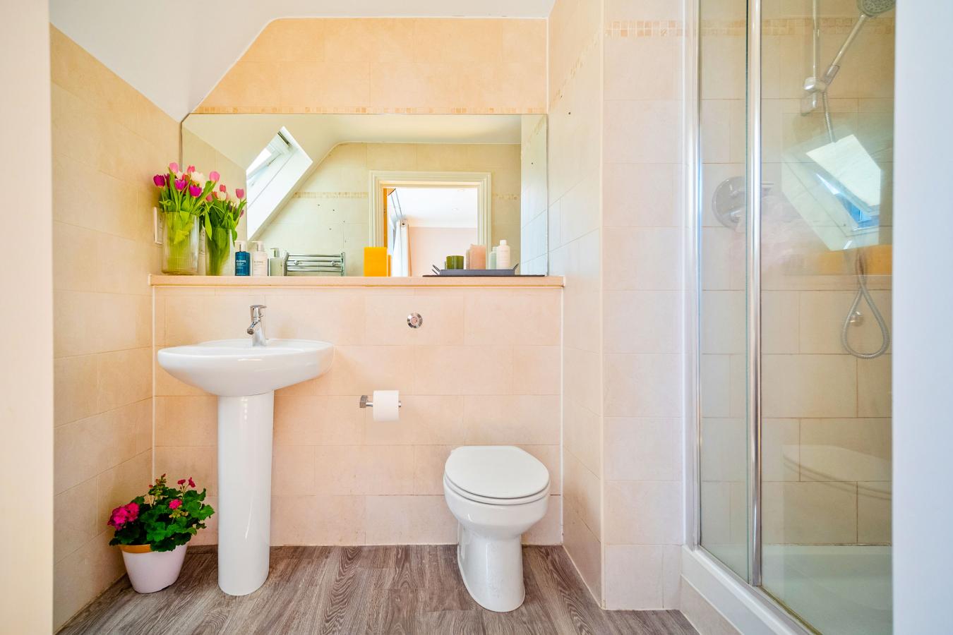 Caterham, Surrey, CR3 5NW, United Kingdom, 2 Bedrooms Bedrooms, ,2 BathroomsBathrooms,Residential,For Sale,1807945