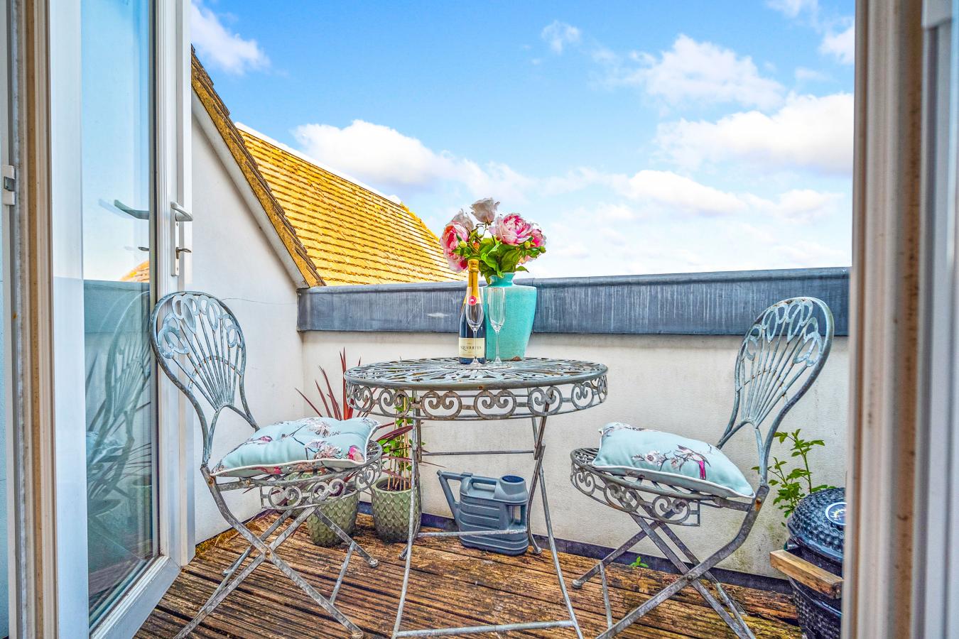 Caterham, Surrey, CR3 5NW, United Kingdom, 2 Bedrooms Bedrooms, ,2 BathroomsBathrooms,Residential,For Sale,1807945