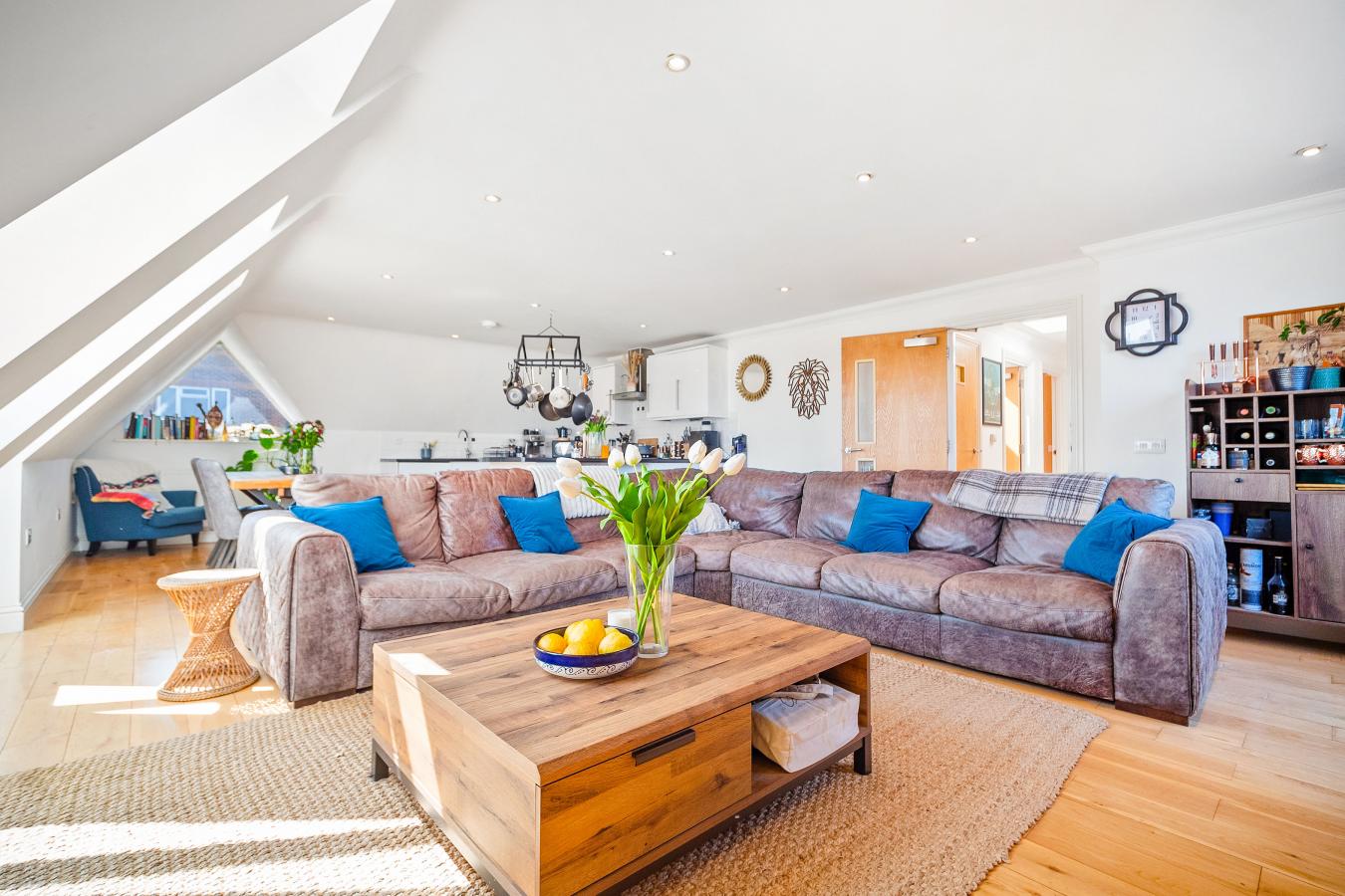 Caterham, Surrey, CR3 5NW, United Kingdom, 2 Bedrooms Bedrooms, ,2 BathroomsBathrooms,Residential,For Sale,1807945